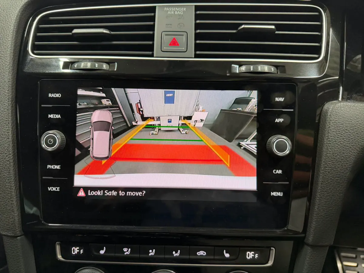 Golf MK7 reverse camera display with dynamic guide lines