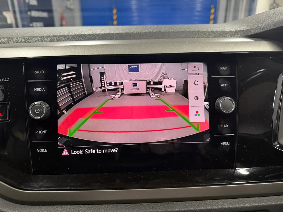 VW Polo AW reverse camera display with static parking guide lines
