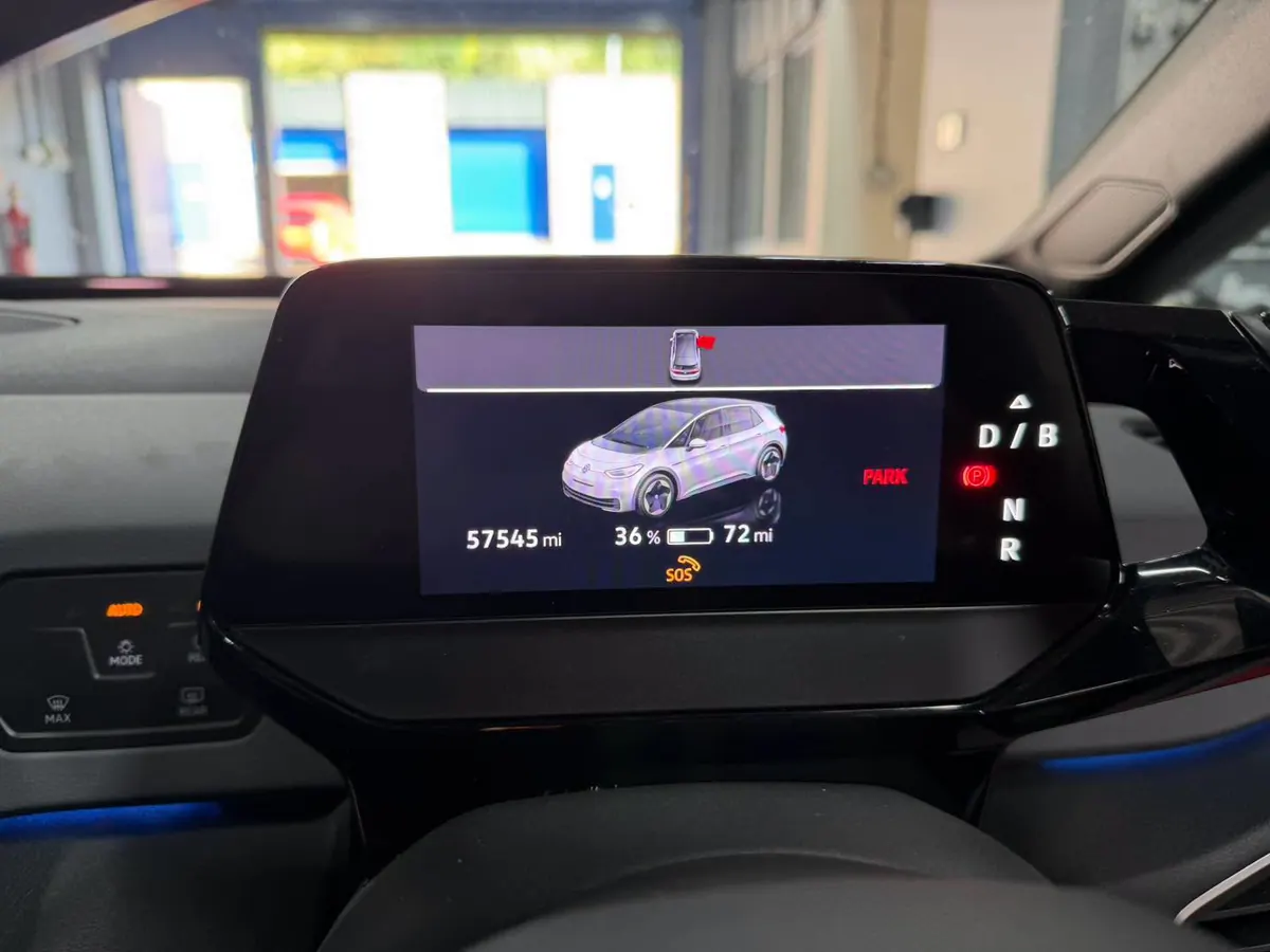 VW SOS warning displayed on the infotainment screen