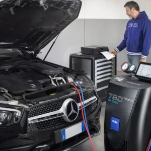 Air conditioning service equipment connected to a car