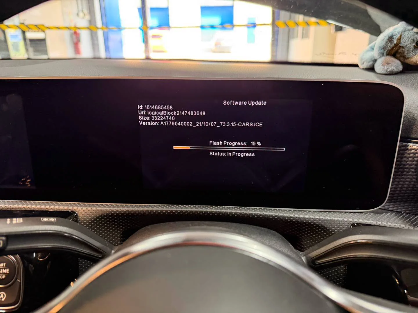 Mercedes-Benz infotainment software update in progress