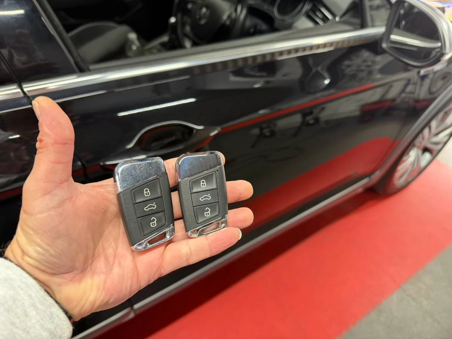 Two VW Passat B8 remote keys after programming